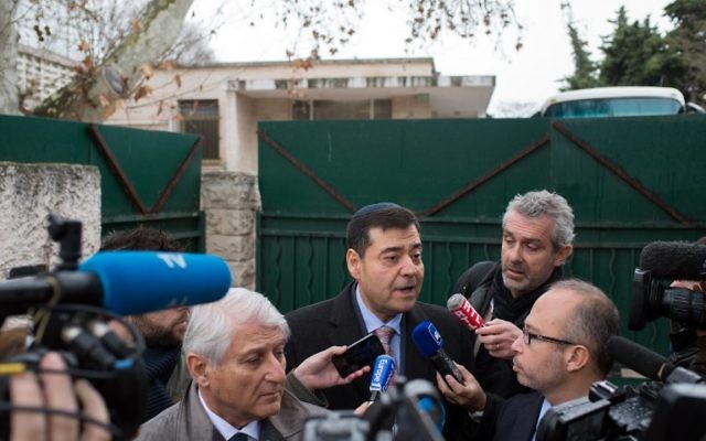 Le président du Consistoire de Marseille Zvi Ammar (au centre) s'exprime devant les journalistes devant l'école juive 'La Source' de Marseille, le 11 janvier 2016, après l'attaque d'un enseignant juif par un adolescent armé d'une machette. (Crédit : AFP/Bertrand Langlois) Le président du Consistoire de Marseille Zvi Ammar (au centre) s'exprime devant les journalistes devant l'école juive 'La Source' de Marseille, le 11 janvier 2016, après l'attaque d'un enseignant juif par un adolescent armé d'une machette. (Crédit : AFP/Bertrand Langlois)