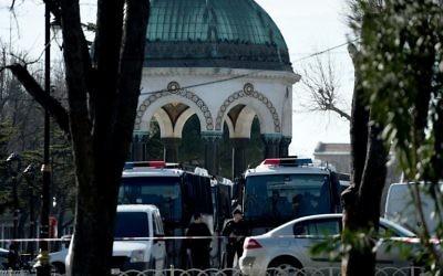 La police turque bloquant l'accès à la zone de la Mosquée bleue le 12 janvier 2016, après une explosion dans le centre touristique de Sultanahmet à Istanbul qui a fait 10 morts et 15 blessés dans une attaque terroriste présumé le 12 janvier dans le principal centre touristique de grande ville de Turquie, Istanbul (Crédit : AFP / OZAN KOSE)