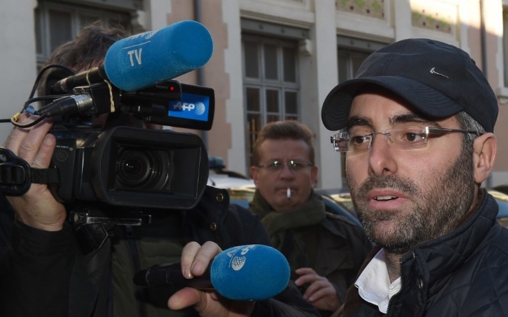 Benjamin Amsellem (d), un autre enseignant juif poignardé il y a un an, par un jeune de 15 ans avec une machette, parle à la presse, le 12 janvier 2016. (Crédit : AFP / BORIS HORVAT) Benjamin Amsellem (d), un autre enseignant juif poignardé il y a un an, par un jeune de 15 ans avec une machette, parle à la presse, le 12 janvier 2016. (Crédit : AFP / BORIS HORVAT)