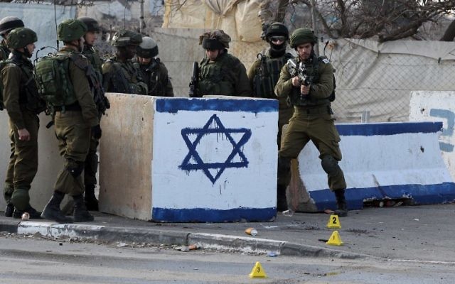 Des soldats israéliens à la jonction de Beit Hanoun près de Hébron, le 12 janvier 2016. (Crédit : AFP / HAZEM BADER) Des soldats israéliens à la jonction de Beit Hanoun près de Hébron, le 12 janvier 2016. (Crédit : AFP / HAZEM BADER)