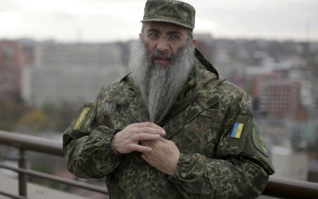 Une photo prise le 11 novembre d'Acher Tcherkasski debout sur le toit d'un centre juif à Dnipropetrovsk (Crédit : AFP / Anatolii STEPANOV)