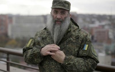 Une photo prise le 11 novembre d'Acher Tcherkasski debout sur le toit d'un centre juif à Dnipropetrovsk (Crédit : AFP / Anatolii STEPANOV)