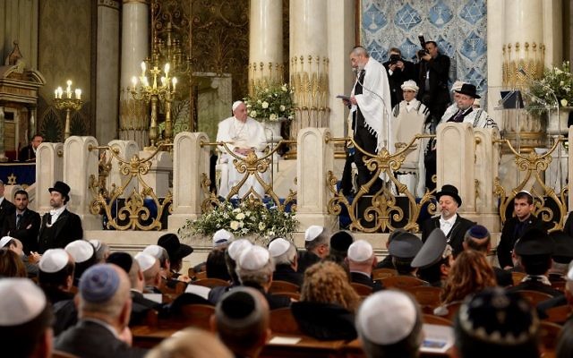 François à la synagogue principale de Rome, le 17 janvier 2016.(Crédit : AFP PHOTO / VINCENZO PINTO)