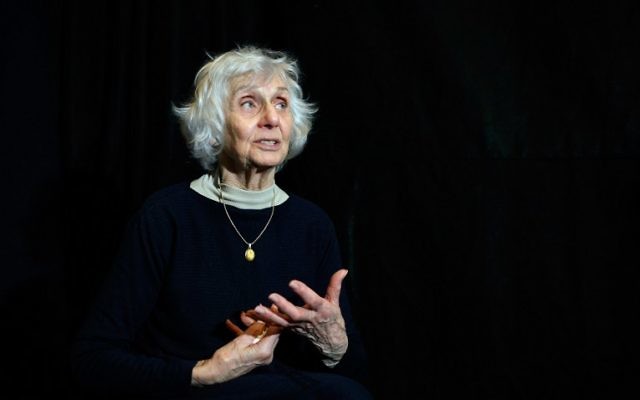 Survivante de l'Holocauste hongroise, Eva Fahidi, 90 ans, se produit sur scène au théâtre Vigszinhaz à Budapest le 15 janvier 2016 durant toute la répétition de danse de son spectacle (Crédit : AFP / PETER KOHALMI)