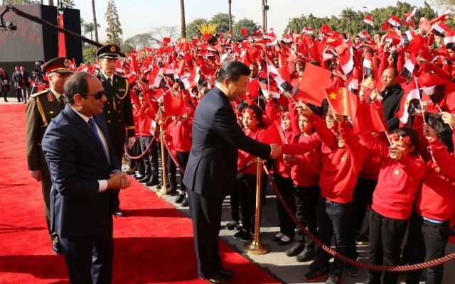 Une photo fournie par la présidence égyptienne le 21 janvier 2016 qui montre le président Abdel Fattah al-Sisi de l'Egypte et le président de la Chine, Xi Jinping, pendant une cérémonie de bienvenue dans la capitale égyptienne du Caire (Crédit : présidence égyptienne/HO/AFP) Une photo fournie par la présidence égyptienne le 21 janvier 2016 qui montre le président Abdel Fattah al-Sisi de l'Egypte et le président de la Chine, Xi Jinping, pendant une cérémonie de bienvenue dans la capitale égyptienne du Caire (Crédit : présidence égyptienne/HO/AFP)