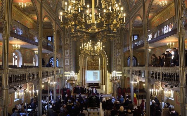 Les membres de la communauté juive roumaine assistant à une cérémonie marquant les 75 ans du pogrom à la synagogue Coral à Bucarest le 21 janvier 2016 (Crédit : AFP / DANIEL MIHAILESCU)