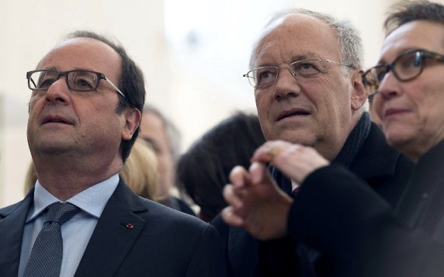 Le président français François Hollande (à gauche) accueillant le ministre suisse de l'Economie, Johann Schneider-Ammann lors de l'inauguration du Musée Unterlinden après sa rénovation à Colmar, France, le 23 janvier, 2016 (Crédit : AFP / POOL / JEAN-FRANCOIS Badias)