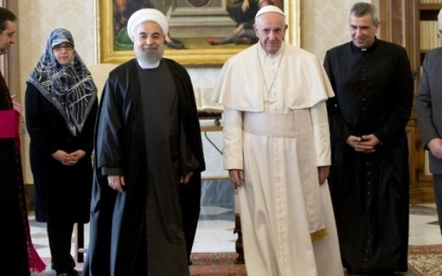 Le pape François (2e à froite) posant avec le président iranien Hassan Rouhani (3e à droite) avec le ministre iranien des Affaires étrangères Mohammad Javad Zarif (à droite) le 26 janvier 2016, au Vatican (Crédit : AFP / POOL / ANDREW MEDICHINI)