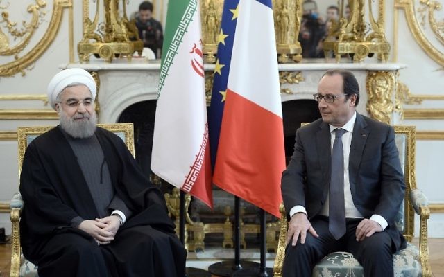 François Hollande, à droite, alors président français, avec le président iranien Hassan Rouhani au palais présidentiel à l'Elysée à Paris, le 28 janvier 2016. (Crédit : Stéphane de Sakutin/Pool/AFP) François Hollande, à droite, alors président français, avec le président iranien Hassan Rouhani au palais présidentiel à l'Elysée à Paris, le 28 janvier 2016. (Crédit : Stéphane de Sakutin/Pool/AFP)