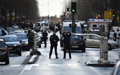 Des patrouilles de policiers français sur le boulevard de Barbès dans le nord de Paris le 7 Janvier 2016, (Crédit : LIONEL BONAVENTURE/AFP) Des patrouilles de policiers français sur le boulevard de Barbès dans le nord de Paris le 7 Janvier 2016, (Crédit : LIONEL BONAVENTURE/AFP)