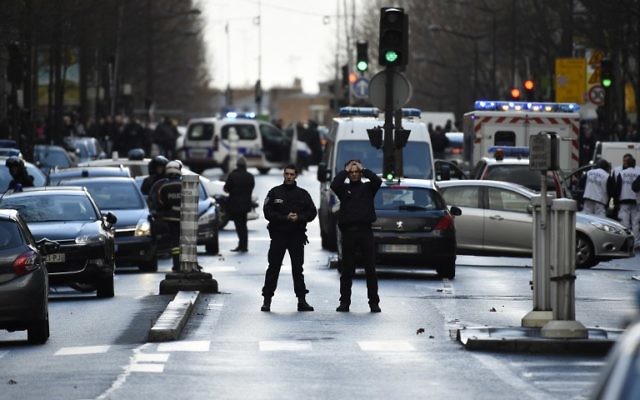 Des patrouilles de policiers français sur le boulevard de Barbès dans le nord de Paris le 7 Janvier 2016, (Crédit : LIONEL BONAVENTURE/AFP)