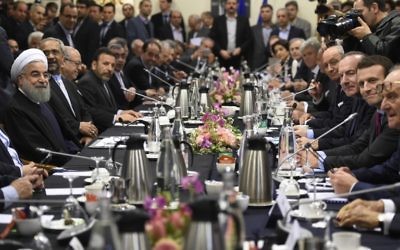 Le président iranien Hassan Rouhani (à gauche) à une réunion avec le ministre français de l'Economie Emmanuel Macron (à droite), le président du MEDEF Pierre Gattaz (2e à droite) et le ministre français des Affaires étrangères, Laurent Fabius (3 à droite) à Paris le 27 janvier 2016 (Crédit : AFP / ERIC FEFERBERG)