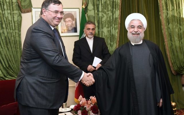Le patron du géant pétrolier français, Patrick Pouyanné (à gauche) serrant la main au président iranien Hassan Rouhani le 28 janvier 2016 durant une réunion à Paris (Crédit : AFP PHOTO / ERIC FEFERBERG) Le patron du géant pétrolier français, Patrick Pouyanné (à gauche) serrant la main au président iranien Hassan Rouhani le 28 janvier 2016 durant une réunion à Paris (Crédit : AFP PHOTO / ERIC FEFERBERG)