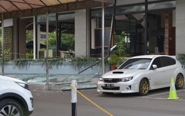 Photo du Starbucks endommagé après une série d'explosions qui a frappé le centre de Jakarta, en Indonésie, le 14 janvier 2016 (Crédit : AFP PHOTO / ADEK BERRY)