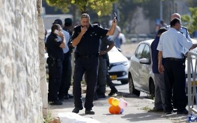 Les forces de sécurité israéliennes sur la scène d'une tentative d'une attaque au couteau contre un agent de la police des frontières dans le quartier d'Armon Hanatziv à Jérusalem, le 17 octobre 2015 (Crédit : AFP / Ahmad Gharabli) Les forces de sécurité israéliennes sur la scène d'une tentative d'une attaque au couteau contre un agent de la police des frontières dans le quartier d'Armon Hanatziv à Jérusalem, le 17 octobre 2015 (Crédit : AFP / Ahmad Gharabli)
