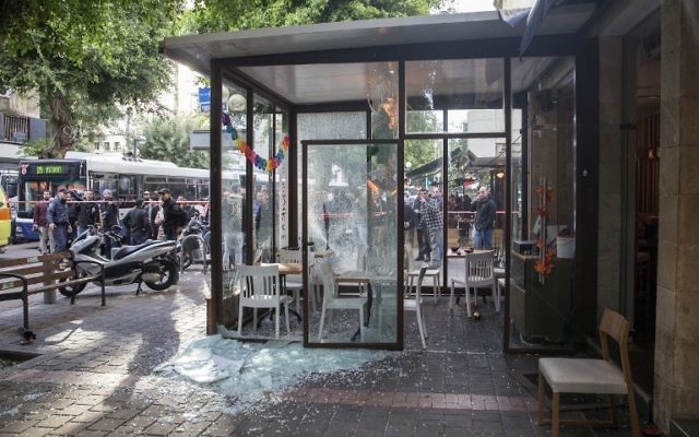 Le site d'une fusillade dans un pub de Tel Aviv, qui a tué deux personnes et en a blessé cinq autres le 1er janvier 2016. (Crédit : AFP / JACK GUEZ) Le site d'une fusillade dans un pub de Tel Aviv, qui a tué deux personnes et en a blessé cinq autres le 1er janvier 2016. (Crédit : AFP / JACK GUEZ)