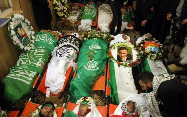 Quatorze dépouilles de terroristes palestiniens tués au cours des dernières attaques menées contre des Israéliens, le 2 janvier 2016 (Crédit : AFP / HAZEM BADER) Quatorze dépouilles de terroristes palestiniens tués au cours des dernières attaques menées contre des Israéliens, le 2 janvier 2016 (Crédit : AFP / HAZEM BADER)