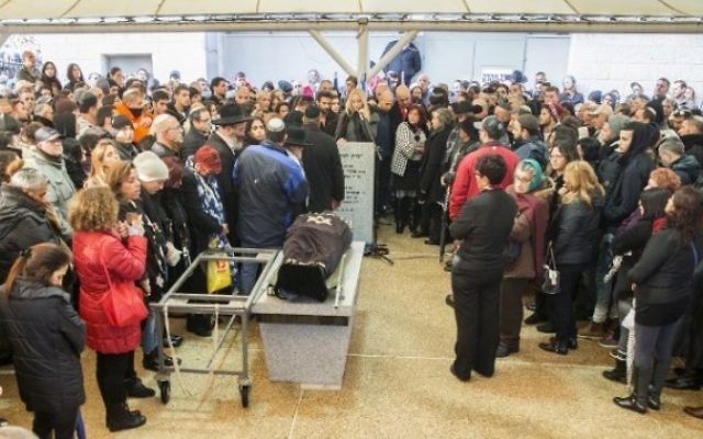 Parents et amis assistent à l'enterrement d'Alon Bakal, abattu le Jour de l'An à Tel Aviv par un tireur arabe israélien, le 3 janvier 2016. (Crédit : AFP PHOTO / JACK GUEZ)