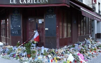 Des fleurs, des notes et des bougies photographiés le 15 novembre 2015,  à l'extérieur du bar Carillon, dans le 10ème arrondissement de Paris, pour les victimes des attentats terroristes à Paris, en France, le 13 novembre 2015 (Crédit : AFP / Bertrand Guay , Dossier)