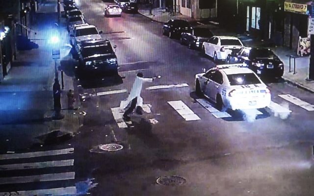 Une photographie d'une image de vidéosurveillance montre Edward Archer, tirant sur un policier de 33 ans Jesse Hartnett, qui a été blessé 13 fois, le 8 janvier 2016 à Philadelphie, en Pennsylvanie. (Crédit : Mark Makela / Getty Images / AFP) Une photographie d'une image de vidéosurveillance montre Edward Archer, tirant sur un policier de 33 ans Jesse Hartnett, qui a été blessé 13 fois, le 8 janvier 2016 à Philadelphie, en Pennsylvanie. (Crédit : Mark Makela / Getty Images / AFP)