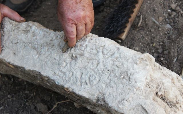 Une inscription en araméen, découverte dans l'ancien cimetière occidental de Zippori, et âgée de 1700 ans. (Crédit : Miki Peleg, autorisation de l'autorité israélienne des antiquités)