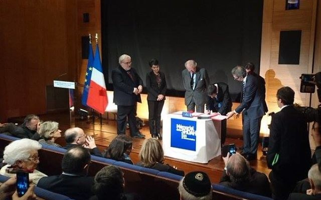 Manuel Valls signe la convention au Mémorial de la Shoah (Crédit : Facebook/Serge Barbet) Manuel Valls signe la convention au Mémorial de la Shoah (Crédit : Facebook/Serge Barbet)
