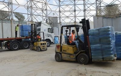 Les marchandises et les fournitures médicales sont transférées vers la bande de Gaza par le terminal de Kerem Shalom, le 19 juillet 2014. Crédit : unité des portes-paroles de l'armée israélienne)