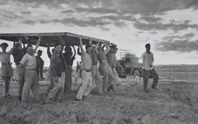 Des pionniers construisent une nouvelle implantation en 1949. (Crédit : autorisation KKL-JNF/Avraham Malovsky)