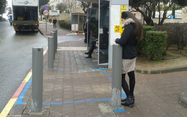 Un arrêt de bus sécurisé à Jérusalem conçu avec la distance nécessaire entre l'abribus et la rue (Crédit : Shekel)