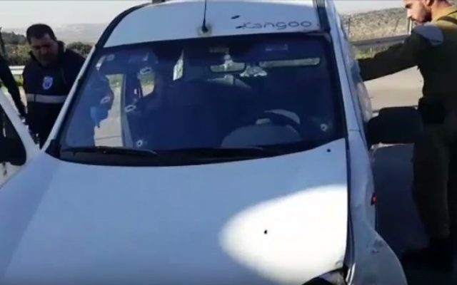 Le pare-brise endommagé de la voiture appartenant à un Palestinien qui selon Tsahal aurait tenté d'ecraser des soldats à un barrage sur la route 443, le 31 janvier 2016 (Capture d'écran: YouTube) Le pare-brise endommagé de la voiture appartenant à un Palestinien qui selon Tsahal aurait tenté d'ecraser des soldats à un barrage sur la route 443, le 31 janvier 2016 (Capture d'écran: YouTube)