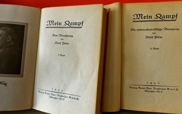 La première page des deux volumes d'une des premières éditions de « Mein Kampf » (Crédit : Institut für Zeitgeschichte / Alexander Markus Klotz) La première page des deux volumes d'une des premières éditions de « Mein Kampf » (Crédit : Institut für Zeitgeschichte / Alexander Markus Klotz)
