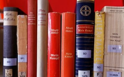 Plusieurs traductions de "Mein Kampf". (Crédit : Institut für Zeitgeschichte / Alexander Markus Klotz)