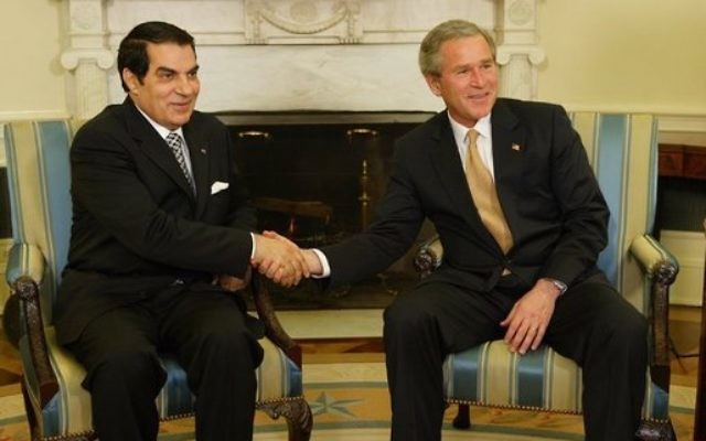 Le président George W. Bush avec le président tunisien Zine El-Abidine Ben Ali dans le Bureau ovale le 18 février 2004 (Crédit : Domaine Public/Paul Morse) Le président George W. Bush avec le président tunisien Zine El-Abidine Ben Ali dans le Bureau ovale le 18 février 2004 (Crédit : Domaine Public/Paul Morse)