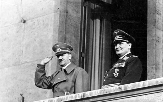 Adolf Hitler et Hermann Göring au balcon de la Chancellerie, à Berlin, le 16 mars 1938. (Crédit : Bundesarchiv, Bild/Wikipedia)