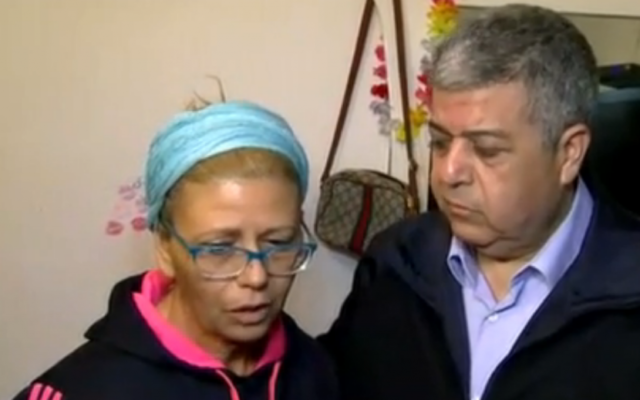 Les parents de Shimon Ruimi le jour des funérailles de leur fils tué (Crédit : Capture d’écran Walla) Les parents de Shimon Ruimi le jour des funérailles de leur fils tué (Crédit : Capture d’écran Walla)