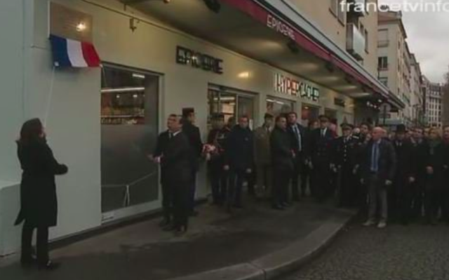 Cérémonie de pose de la plaque devant l'épicerie juive HyperCacher, le 5 janvier 2016 (Crédit : Capture d’écran France TV Info)