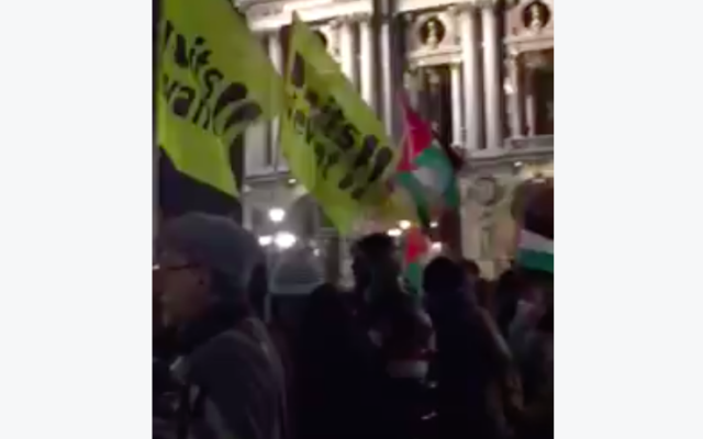 Les militants pro-palestiniens devant l'Opéra Garnier à Paris, le 5 janvier 2016 (Crédit : capture d'écran OJE) Les militants pro-palestiniens devant l'Opéra Garnier à Paris, le 5 janvier 2016 (Crédit : capture d'écran OJE)