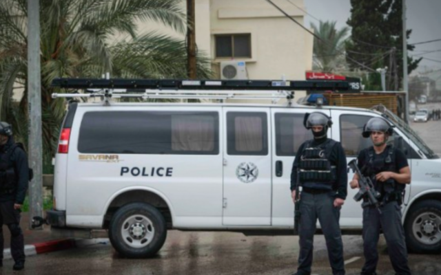 Les forces de l'ordre israéliennes bloquent une route du village arabe d'Arara, dans le nord, pendant que Nashat Milhem est poursuivi, le 8 janvier 2016. (Crédit : Basel Awidat/Flash90)