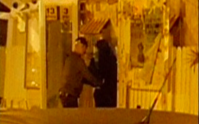 Arrestation d'une femme soupçonnée d'avoir voulu mener une attaque à Nahariya, le 11 janvier 2016 (Crédit : capture d'écran Deuxième chaîne) Arrestation d'une femme soupçonnée d'avoir voulu mener une attaque à Nahariya, le 11 janvier 2016 (Crédit : capture d'écran Deuxième chaîne)