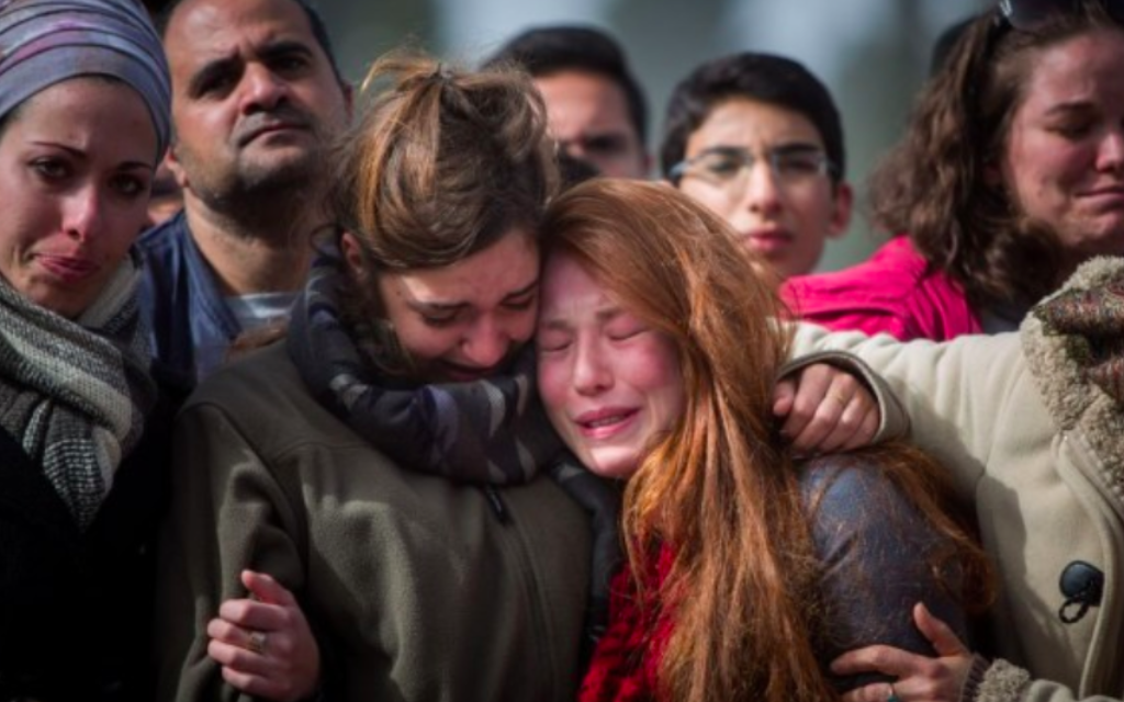 La famille et les amis de Dafna Meir à ses funérailles à Jérusalem, le 18 janvier 2016. Elle a été poignardée à mort dans l'entrée de sa maison située dans l'implantation d'Otniel, en Cisjordanie, le 17 janvier. (Crédit : Yonatan Sindel/Flash90) La famille et les amis de Dafna Meir à ses funérailles à Jérusalem, le 18 janvier 2016. Elle a été poignardée à mort dans l'entrée de sa maison située dans l'implantation d'Otniel, en Cisjordanie, le 17 janvier. (Crédit : Yonatan Sindel/Flash90)