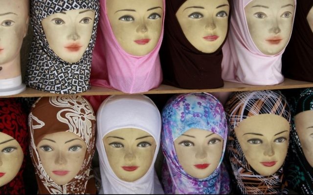 Photo de hijabs en vente (Crédit : Daniel Dreifuss / Flash90) Photo de hijabs en vente (Crédit : Daniel Dreifuss / Flash90)