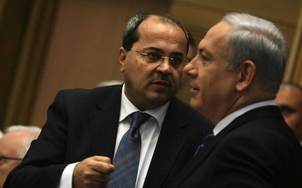 Le membre arabe de la Knesset, Ahmed Tibi (à gauche) s'entretenant avec le Premier ministre Benjamin Netanyahu lors d'une session de la Knesset d'une commission d'enquête parlementaire sur la violence dans la communauté arabe, le 13 février, 2012 (Crédit : Kobi Gideon / Flash90)