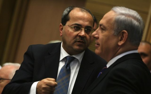 Le membre arabe de la Knesset, Ahmed Tibi (à gauche) s'entretenant avec le Premier ministre Benjamin Netanyahu lors d'une session de la Knesset d'une commission d'enquête parlementaire sur la violence dans la communauté arabe, le 13 février, 2012 (Crédit : Kobi Gideon / Flash90)