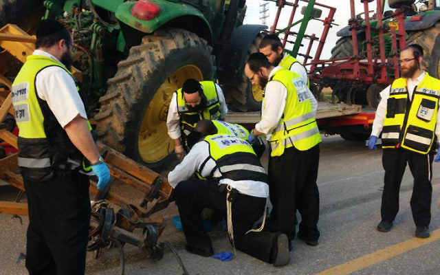 Les secouristes de Zaka inspectent les lieux d'un accident mortel dans le sud d'Israël le 3 février 2015 (Crédit : Shalom Ben Tzur / porte parole de Zaka) Les secouristes de Zaka inspectent les lieux d'un accident mortel dans le sud d'Israël le 3 février 2015 (Crédit : Shalom Ben Tzur / porte parole de Zaka)