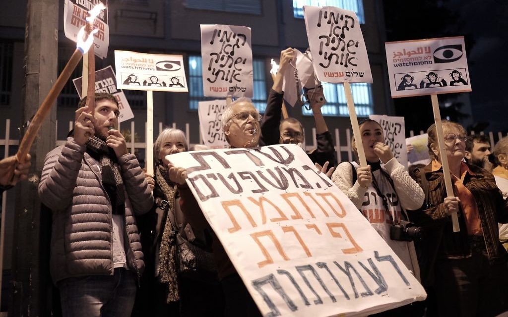 Des militants de La paix maintenant manifestent contre la loi sur les ONG, proposée par la ministre de la Justice Ayelet Shaked, devant sa résidence à Tel Aviv, le 26 décembre 2015. (Crédit : Tomer Neuberg/Flash90) Des militants de La paix maintenant manifestent contre la loi sur les ONG, proposée par la ministre de la Justice Ayelet Shaked, devant sa résidence à Tel Aviv, le 26 décembre 2015. (Crédit : Tomer Neuberg/Flash90)