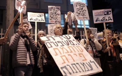 Des militants de La paix maintenant manifestent contre la loi sur les ONG, proposée par la ministre de la Justice Ayelet Shaked, devant sa résidence à Tel Aviv, le 26 décembre 2015. (Crédit : Tomer Neuberg/Flash90)