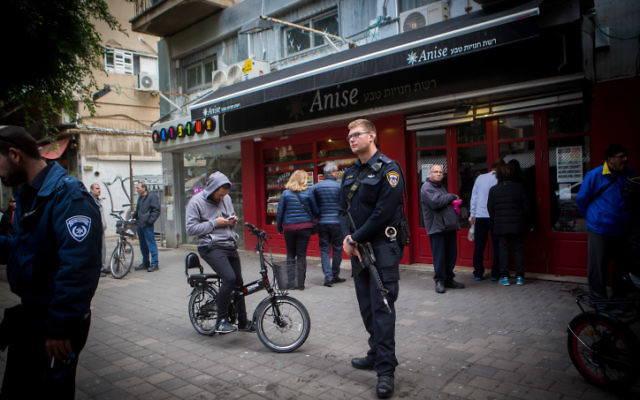 Des policiers devant le bar Simta de la rue Dizengoff, le 2 janvier 2015 (Crédit : Miriam Alster/Flash 90)