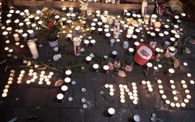 Des bougies allumées à la mémoire des victimes mortes et blessées lors de la fusillade de Tel Aviv (Crédit photo : Tomer Neuberg / Flash90)) Des bougies allumées à la mémoire des victimes mortes et blessées lors de la fusillade de Tel Aviv (Crédit photo : Tomer Neuberg / Flash90))