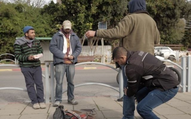 Les forces de sécurité israéliennes fouillent des arabes israéliens près de la gare routière d'Herzliya, dans le cadre de la recherche d'un suspect après une alerte d'une attaque terroriste imminente, le 5 janvier 2016. (Crédit : Tomer Neuberg/Flash90)