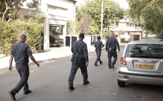 Les forces de sécurité israéliennes à la recherche de Nashat Milhem, le principal suspect de la fusillade de Tel Aviv dans le quartier de Ramat Aviv, Tel-Aviv, le 5 janvier 2016 (Crédit : Tomer Neuberg / Flash90) Les forces de sécurité israéliennes à la recherche de Nashat Milhem, le principal suspect de la fusillade de Tel Aviv dans le quartier de Ramat Aviv, Tel-Aviv, le 5 janvier 2016 (Crédit : Tomer Neuberg / Flash90)